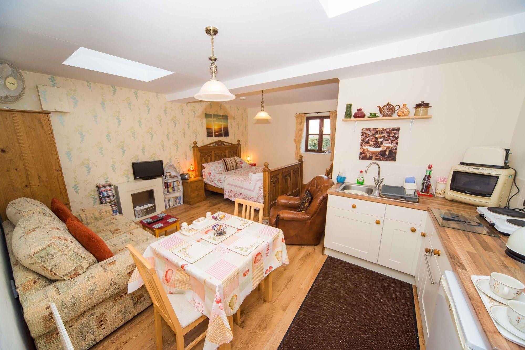 Stunning Countryside Views & Private Balcony! Cozy Room, 3 Miles To Lyme Regis - Free Parking & Wifi Аксминстър Екстериор снимка